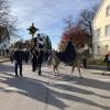 Pferde, Reiter und Gespanne ziehen am Samstag beim Leonhardiritt durch Großaitingen.