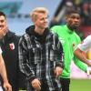 Beim letzten Saisonspiel gegen Hertha BSC war Felix Götze (Mitte) einmal mehr nur Zuschauer. Nun hofft der FCA-Profi, seine Probleme mit der Hüfte endgültig in den Griff bekommen zu haben.  	„Ich bin glücklich, endgültig mein Hüftproblem gelöst zu haben.“
