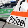 In der Leitershofer Straße im Augsburger Stadtteil Pfersee hat ein Auto Feuer gefangen, wie die Polizei berichtet. 