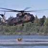 Das Hubschraubergeschwader 64 der Luftwaffe mit seinen CH-53 Hubschraubern übt das Löschen von Waldbränden aus der Luft.