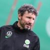 Mark van Bommel muss um seinen ersten Pflichtspielsieg als Trainer des VfL Wolfsburg bangen.