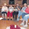 Gudula Müllegger aus dem Fachbereich Gemeindeentwicklung der Diözese informierte in Ellgau über „Kleine Christliche Gemeinschaften“. Zum „Bibelteilen“ versammelten sich die Teilnehmer im Kreis um eine Kerze. 