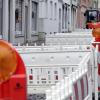 In der Bäckergasse haben die Stadtwerke jetzt mit Arbeiten an den Gas- und Wasserleitungen begonnen. Die Stadt Augsburg will den Straßenzug im Anschluss sanieren. Das Kopfsteinpflaster kommt weg, ersetzt wird es durch geschnittenen Granit. 