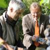 Weintraubenprobe: Oberbürgermeister Bernhard Gmehling (links) und Josef Tremml nehmen die Früchte am Stadtberg in Augenschein.