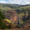 Wasserfälle und steile Felsen. Der Waimea Canyon auf Hawaii.