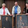 Gisela Herold (links) und Martha Bruckner (rechts), beide Töchter von Bürgermeister Richard Zenetti, sowie der Wertinger Stadtrat Wolfgang Zenetti in Gesellschaft ihrer Vorfahren Gregorio und Antonio Zenetti.