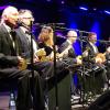 Die acht Musikerinnen und Musiker des Ukulele Orchestra of Great Britain begeistern im ausverkauften Zelt mit der Vielfalt ihrer Instrumente.                 