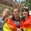 Zur bunten Demonstration gegen Homophobie zeigten auch Lony, Marylou und Fenja (bunte) Flagge. Zum achten Mal fand der Christopher Street Day in Ulm statt. 