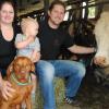 Jasmin, Lukas und Roland Stegmann mit Kuh Alina: Sie gibt mit ihren Kolleginnen die Milch für den eigenen Käse.  