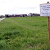 Mit diesem Schild weißt ein Landwirt daraufhin, dass er auf einer Wiese westlich der Epfenhausener Straße in Landsberg Giftköder gegen Wühlmäuse ausgelegt hat. 