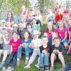 Eine über 50-köpfige Jugendgruppe hat der Blumen- und Gartenbauverein Inchenhofen gegründet, hier die Gruppenleiter Claudia Mokosch, Bettina Schieder und Josef Haas mit den „Gartenforschern“. 