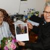 Martha Schlamp feierte gestern im Alten- und Pflegeheim St. Augustin ihren 96. Geburtstag. In die Gratulanten reihte sich als Vertreter der Stadt Moisés da Cruz, der Blumen und ein Bild aus der Neuburger Rundschau, auf dem vor einem Jahr an gleicher Stelle Sozialreferentin Eva Lanig gratuliert hatte, überreichte. 	