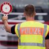 Ein Polizist kontrolliert einen LKW.