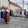 Auf dem Marienplatz unterhielten Musikgruppen vor dem Umzug die Besucherinnen und Besucher.