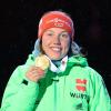 Biathletin Laura Dahlmeier strahlt bei der Siegerehrung über das ganze Gesicht. Die 22-Jährige gewinnt bei der Weltmeisterschaft in Oslo Gold im Verfolgungsrennen. Ihr erster großer Einzel-Triumph. Sie tritt in die Fußstapfen prominenter Weltmeister aus Deutschland.
