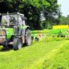 Die Agrarreform beschäftigt die Landwirte aus der Region, doch derzeit haben sie alle Hände voll zu tun: Georg Hauff aus Steinheim hat Gras gemäht, jetzt wird es zum Trocknen gewendet. Später wird es als Silage nach einem ähnlichen Prinzip wie Sauerkraut haltbar gemacht - um im Winter als Viehfutter zu dienen. Foto: Furthmair