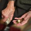 Eine Rentnerin hält ein paar Münzen in der Hand. Die Sorge vor Altersarmut wächst.