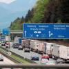 Lastwagen stauen sich auf der Autobahn 8 bei Rosenheim. Die fünfte Blockabfertigung von Lastwagen an der Grenze zu Österreich hat für Staus auf bayerischer Seite gesorgt. 