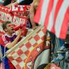 FCB-Stürmer Thomas Müller feiert den Einzug ins CL-Halbfinale  mit den Fans.