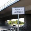Vor einer Radarkontrolle warnt am 06.08.2013 am Autobahnkreuz Darmstadt (Hessen) ein Schild, das zuvor von Hessens Verkehrsminister Rentsch (FDP) enthüllt wurde.