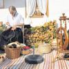 Alte Handwerkskunst beim Wengener Dorfmarkt: Maria Bernhard spinnt Schafwolle (rechts), Renate Bernhard macht Seegrasschuhe. 