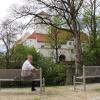 Bürgermeister Roland Eichmann ist mit dem neuen Aussichtsplatz mit Blick auf das Friedberger Schloss zufrieden.