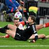 Bayerns Torhüter Manuel Neuer (r) pariert den Ball von Benjamin Sesko (l).