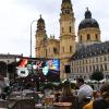 Ein großer Bildschirm steht vor den Stühlen des Cafehaus Tambosi um die Übertragung des Fußballspiels Deutschland - Schweden bei der Fußball-Weltmeisterschaft unter freiem Himmel auf dem Odeonsplatz vor der Theatinerkirche sehen zu können.