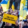 Eine Person hält auf der Solidaritätsdemonstration des Vereins Vitsche «Zusammen Demokratie verteidigen» ein Schild mit der Aufschrift «I will rave on Putins grave» teil.