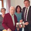 OB Bernhard Gmehling und Stadtrat Roland Habermeier gratulieren Helmut Bullinger zum 102.