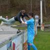 Seine Treffer feiert Stefan Simonovic vom SV Cosmos Aystetten zusammen mit seinem Sohn Novak. Erst absolvieren sie ein kleines Tänzchen auf dem Rasen, dann hebt der Papa den Sohn wieder über die Bande zurück. Foto: Oliver Reiser