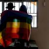 Ein Paar mit einer Pride-Fahne: Die rechtliche Situation offen queerer Menschen ist nicht nur in Uganda schwierig.