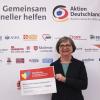 Manuela Roßbach ist Gründerin von „Aktion Deutschland Hilft“ und freute sich nach der Spendenaktion bei Rational über den Scheck.