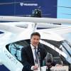 Dirk Hoke, Geschäftsführer von Volocopter, steht bei der Eröffnung eines Hangars für elektrisch angetriebene Flugtaxen vor einem Volocopter.