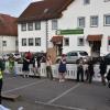 Unter dem Motto "Kein Platz für Putin-Freunde und Menschenfeinde" fand am frühen Sonntagabend in Tapfheim eine Demo gegen eine Veranstaltung des AfD-Landtagsabgeordneten Ulrich Singer statt.