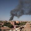 Alltag in Khartum: Rauch steigt nach anhaltenden Kämpfen in der sudanesischen Hauptstadt über Dächern auf.