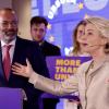 Partystimmung bei der Europäischen Volkspartei (EVP) in Brüssel: Die Spitzenkandidatin für die Europäische Kommission, Amtsinhaberin Ursula von der Leyen und EVP-Chef Manfred Weber lassen sich für den Wahlsieg feiern.  