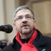 Mike Schubert (SPD), Oberbürgermeister von Potsdam, spricht während der Demonstrationen «Potsdam wehrt sich» auf dem Alten Markt.