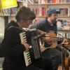 Evi Keglmeier und Matze Brustmann gaben in der Buchhandlung "CoLibri" in Dießen ein Konzert.