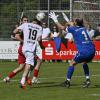 Der VfL Kaufering fährt in der Fußball-Landesliga durch zwei Treffer von Niklas Neuhaus (weißes Trikot) den zweiten Sieg in Folge ein. 