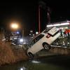 Spektakulärer Unfall bei Nähermemmingen: Dort landete am Freitagabend ein Auto in der Eger. Die Fahrerin blieb unverletzt.