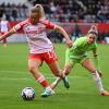 Bayerns Klara Bühl (l) kämpft mit Wolfsburgs Svenja Huth um den Ball. Bayern und Wolfsburg spielen in Dresden um den Supercup.