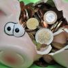 Ein zerbrochenes Sparschwein mit Euromünzen.