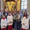 Der bisherige Mesner und das neue Mesner-Team in der Bergenstetter Kirche: (von links) Michael Häfele, Martina Häfele, Franz Kolb, Barbara Kolb, Rita Weißenhorn, Monika Walker und Pfarrer Thomas Kleinle zusammen mit Ministranten.