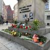 Einige Blumen wurden in Gedenken an den russischen Oppositionellen Alexej Nawalny am Fugger-Denkmal in der Augsburger Innenstadt hingelegt. Fotos erinnern an den 47-Jährigen, der am Freitag in Moskau beigesetzt wurde.