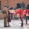 Lady Ghika vertritt Prinzessin Kate bei der Übergabe von Kleeblättern an die Offiziere beim St. Patrick's Day.
