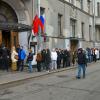 Wählerinnen und Wähler stehen um 12 Uhr mittags Ortszeit vor einem Wahllokal in Moskau an. Kremlgegner hatten zuvor zu der Aktion Mittag gegen Putin aufgerufen.