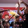 Trainer Xabi Alonso wird bei der Pressekonferenz nach dem Spiel von seinen Spielern mit Bier übergossen.