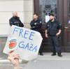 Menschen protestieren auf dem Gelände der Humboldt-Universität Berlin gegen den Krieg im Gazastreifen.  