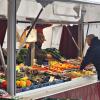 An den Obst- und Gemüseständen des Meitinger Wochenmarkts bekommt man farbenfrohe und frische Waren angeboten